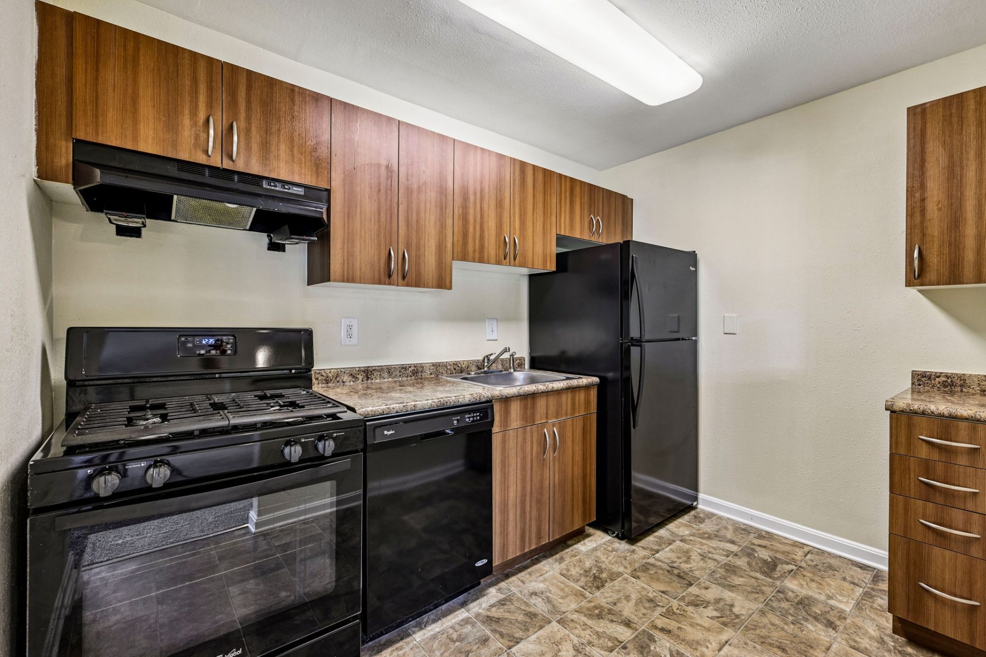 17-web-or-mls-Hil-Mar Dr Unit 303-2306-015 Apartment with Play Area & Garden