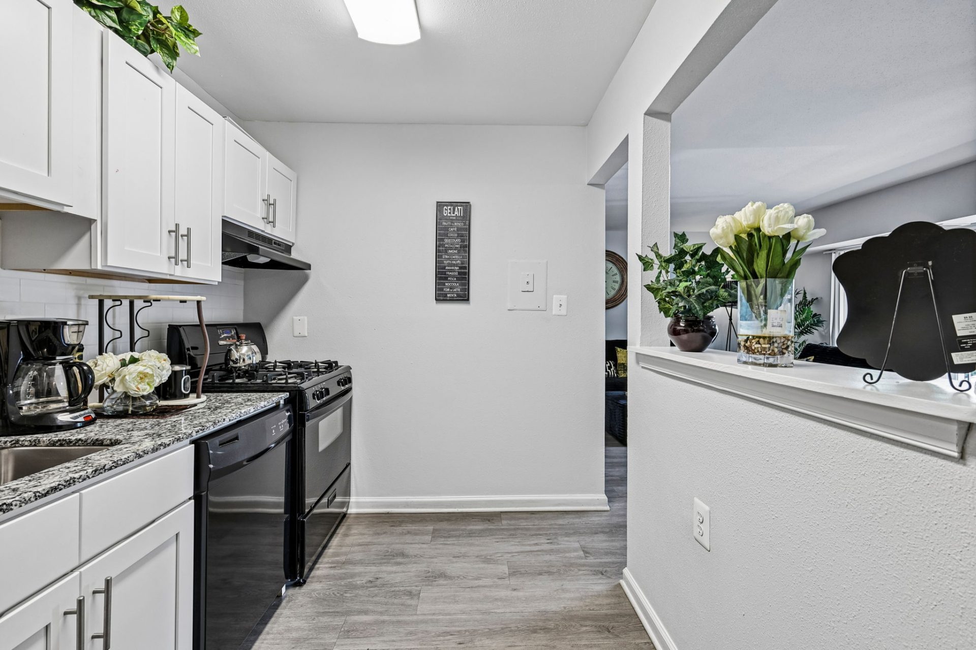 46-web-or-mls-Hil-Mar Dr Model Unit-2306-009 Apartment's Room