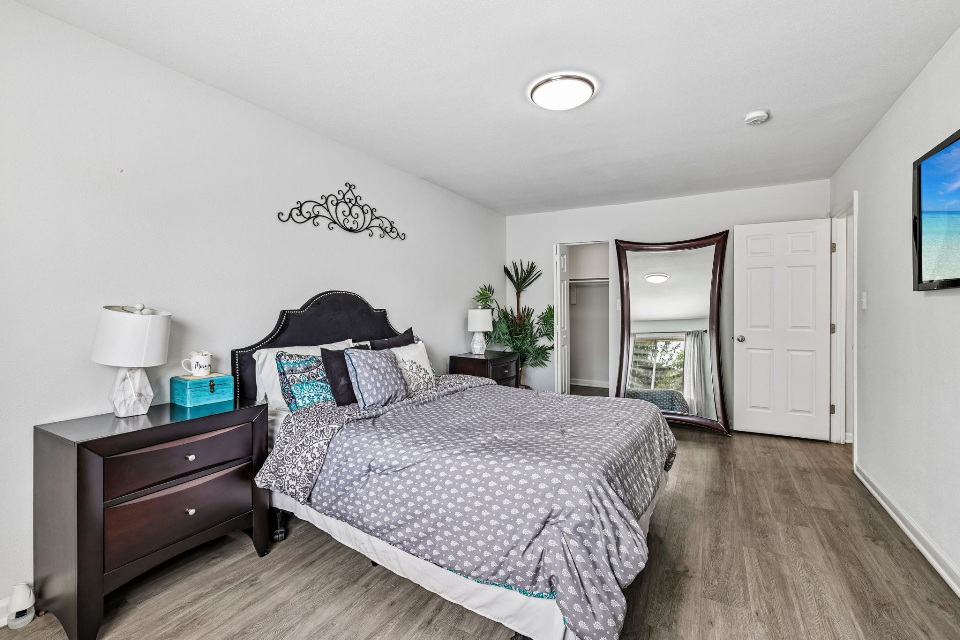 54-web-or-mls-Hil-Mar Dr Model Unit-2306-017 Dining Room